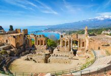 Teatro Antico in taormina (c) IgorZh/ Shutterstock.com