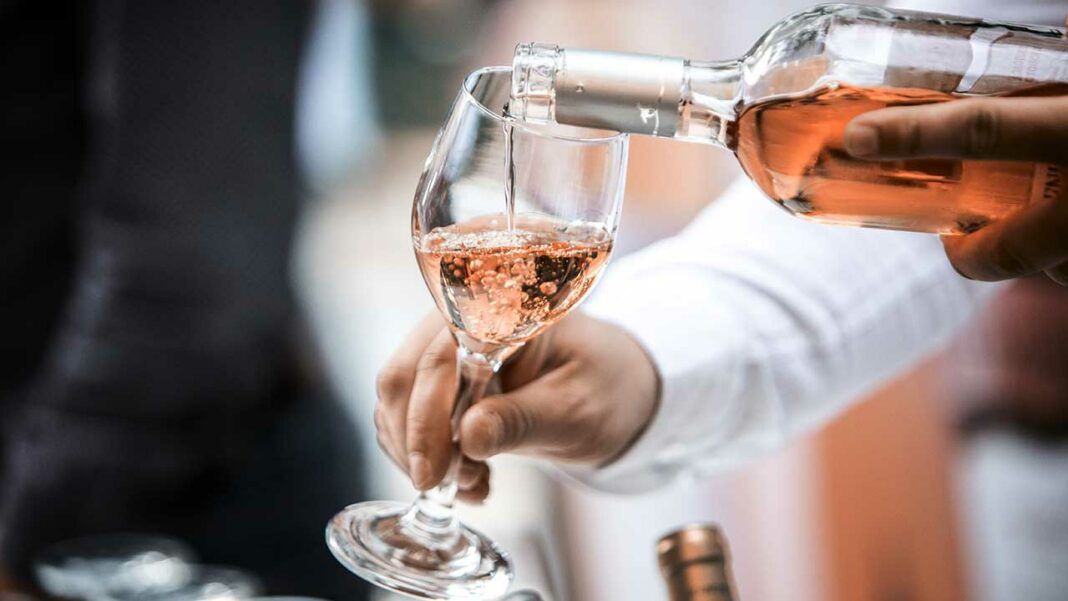 Rosé Wine (c) Fenea Silviu/Shutterstock.com 