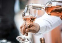 Rosé Wine (c) Fenea Silviu/Shutterstock.com