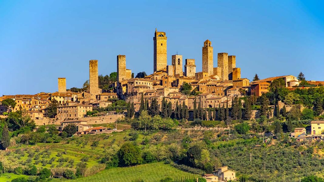 San Gimignano (c) Lowell Monke/Shutterstock.com